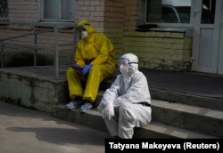 Врачи отдыхают на ступеньках больницы. Тверь, май 2020 года. Фото: Reuters
