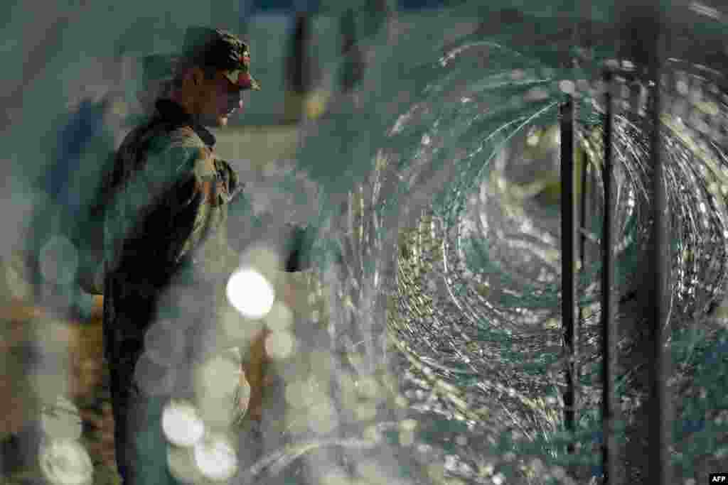 Slovenian soldiers build a razor-wire fence on the Slovenian-Croatian border in Gibina. (AFP/Jure Makovec)