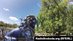Скульптура лева, яку подарував Донецьку Андрій Садовий. Парк Щербакова, Донецьк, травень 2020 року