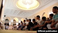 Мусульмане в одной из мечетей в Ташкентской области, архивное фото.