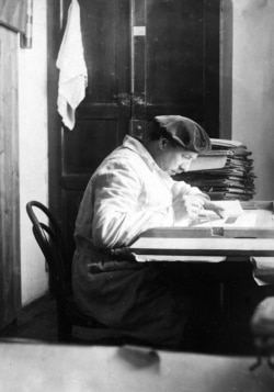 Стефан Таранушенко у своєму кабінеті, 1933 рік. Фото П. Мусієнка. Надане О. Савчуком
