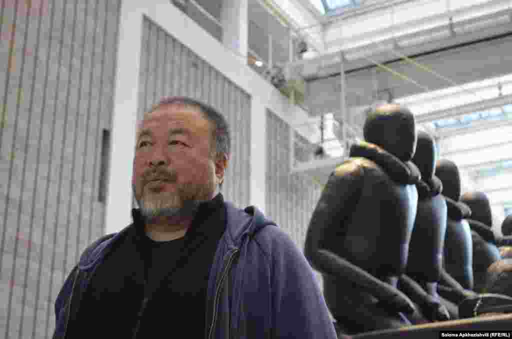 Ai Weiwei la inaugurarea expoziției la Praga...