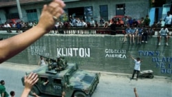 Bombardimet zgjatën për 78 ditë, ndërsa trupat ndërkombëtare u pritën nga shqiptarët në Kosovë sikur askush tjetër më parë.