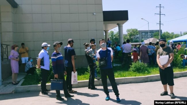 Қазақстанға шетелден көшіп келіп, құжат ала алмай жүрген қазақтар Халыққа қызмет көрсету орталығына келіп тұр. Жамбыл ауданы, Алматы облысы, 26 мамыр 2020 жыл. Көрнекі сурет.