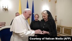 Popa Francis și premierul Viorica Dancila 