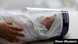 Навзоде дар Ветнам бо номи Пҳук Ан пеш аз озод шудан аз зоишгоҳ ба хотири пешгирӣ аз олудашавӣ ба коронавирус бо ниқоби махсус муҳофизат шудааст. 1 апрели соли 2020