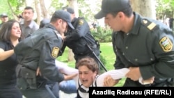Шеруге шыққандарды Баку полициясы тұтқындап жатыр. 21 мамыр 2012 жыл.
