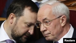 Колишні прем’єр-міністри України Сергій Арбузов (л) і Микола Азаров. Обидва вже вилучені зі списку санкцій Євросоюзу