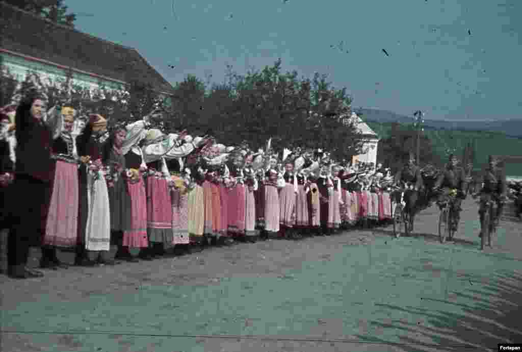 Etnici germani în nordul Transilvaniei, întâmpinând trupele maghiare cu saluturi naziste, în 1940. Regiunea a fost ocupată de forțele maghiare naziste în cea mai mare parte a războiului.&nbsp;