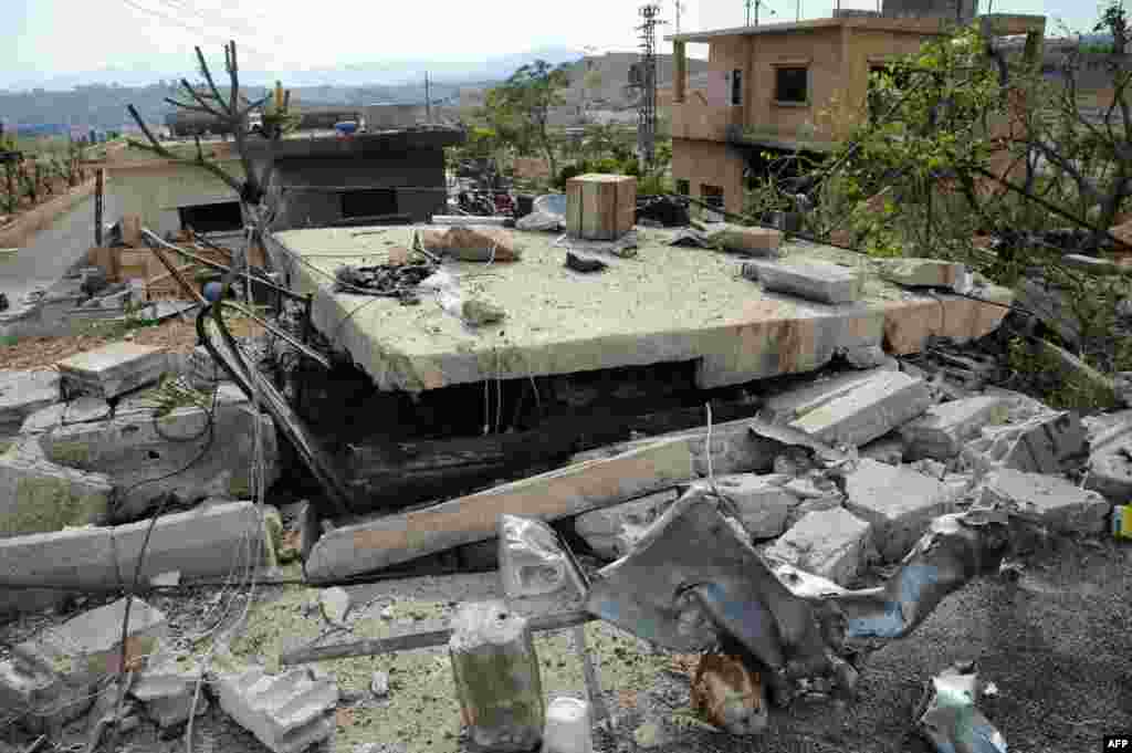 Ərəb informasiya agentlikləri İsrailin hava zərbələri ilə Suriya ərazisində dağılan obyektləri nümayiş etdirir. 5 may 2013