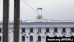 Российские флаги над зданием Совета министров АРК, Симферополь, 27 февраля 2016 года