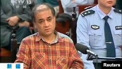 Ұйғыр ғалымы, құқық қорғаушы Ильхам Тохти сот залында отыр. Үрімжі, Қытай, қыркүйек 2014 жыл.