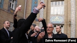 خبرنگاران در حال سلفی گرفتن با محمدجواد ظریف
