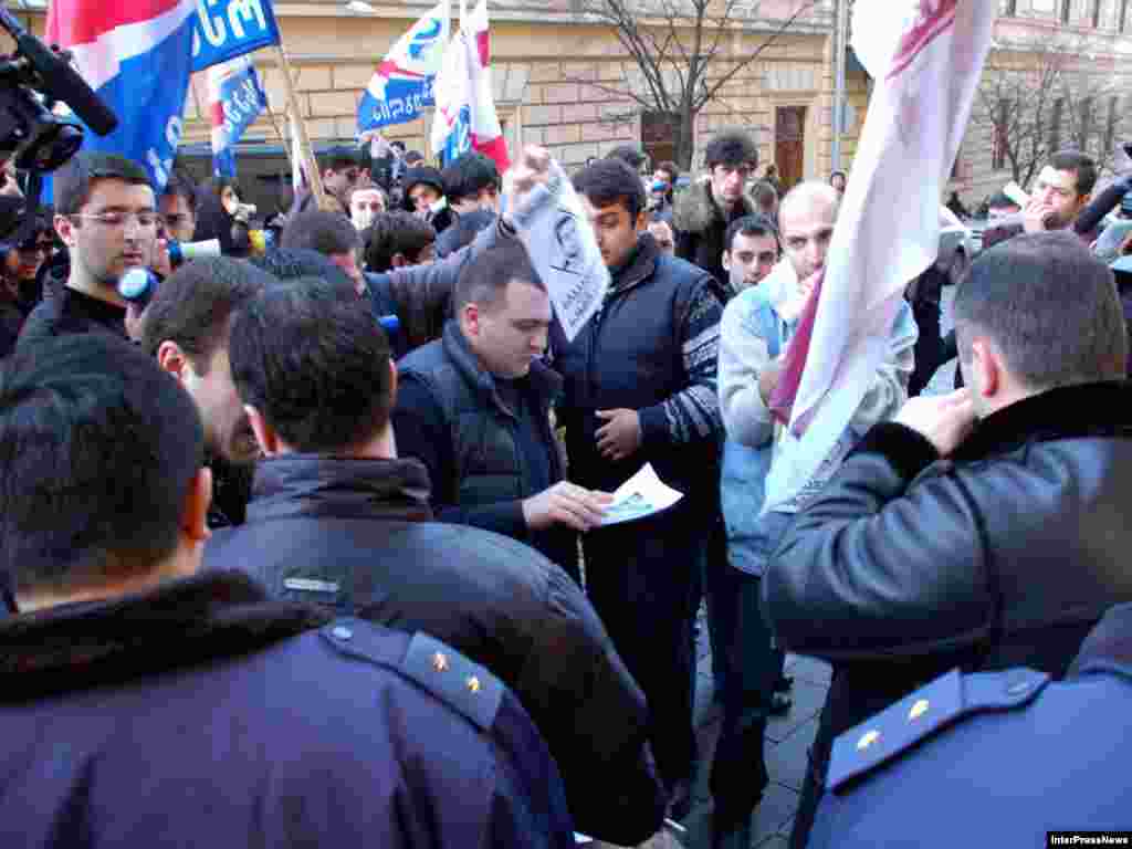 Gruzija - Protesti oporbe - Od kolovoza prošle godine i rata sa Rusijom, gruzijski predsjednik Saakašvili se suočava sa sve organiziranijom oporbom koja ga smatra odgovornim za gubitak okupiranig gruzijskih teritorija.