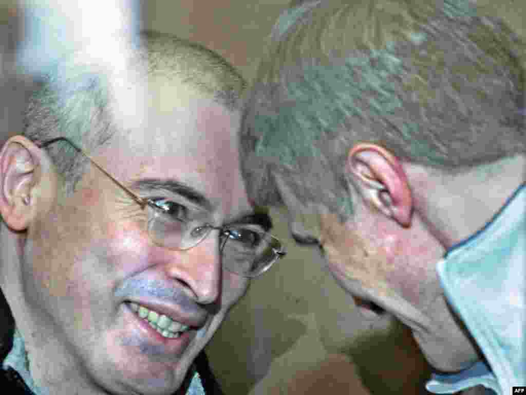 Rusija - Mikhail Khodorkovsky i Platon Lebedev - Vlasti su organizirale novo sudjenje Mikhailu Khodorkovskym i njegovom poslovnom partneru Platonu Lebedevu. Obojica su do sada odslužila po 5.5 godina zatvora po predhodnoj presudi. Odvjetnici optuženih tvrde da je sudjenje za navodnu kradju nafte organizirano samo zbog toga da Khodorkovsky ne izadje iz zatvora.