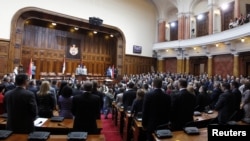 Депутаты сербского парламента во время исполнения национального гимна