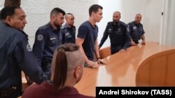 Алексей Бурков (в центер) в суде Израиля