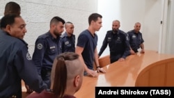ალექსეი ბურკოვი (ცენტრში) სასამართლოზე იერუსალიმში. 2019 წ. 3 ნოემბერი.