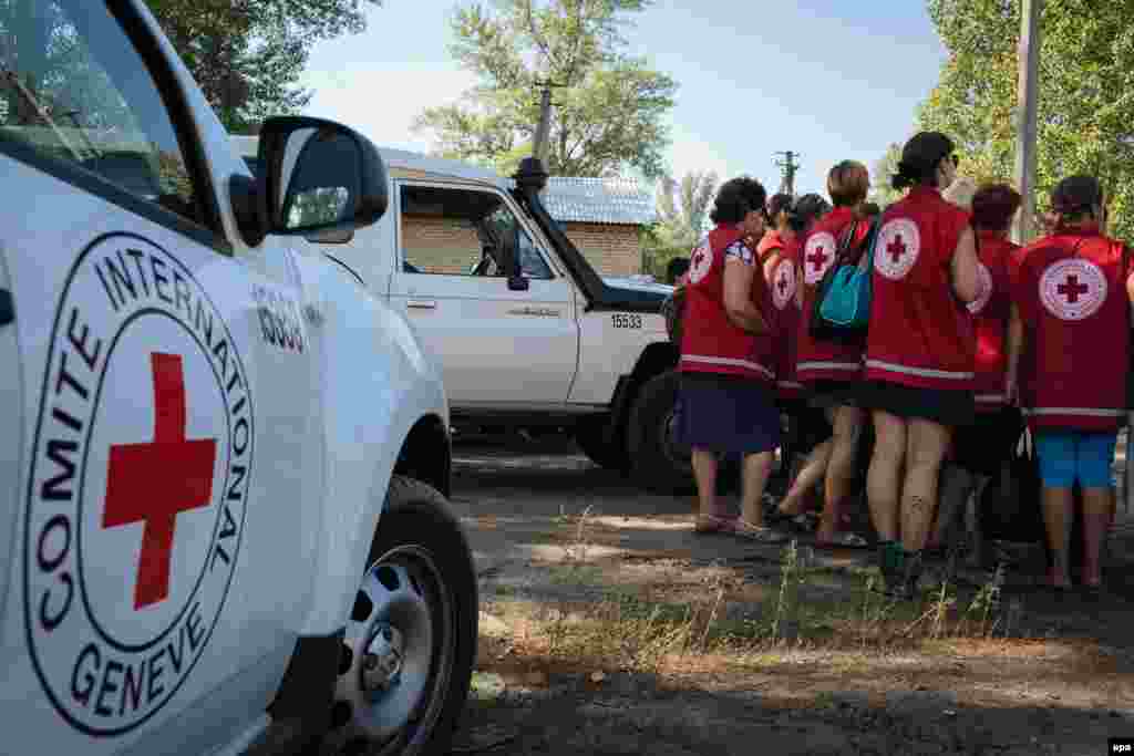 Члени Міжнародного комітету Червоного Хреста разом з українським гуманітарним конвоєм у місті Старобільськ, Луганська область, 15 серпня 2014 року