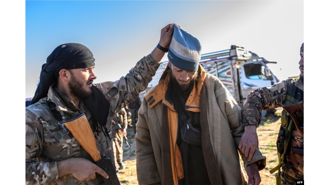 Jedan od državljana BiH tokom hapšenja militanata "Islamske države" u Baguzu, 2019. godine.