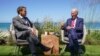 Joe Biden amerikai és Emmanuel Macron francia elnök négyszemközti megbeszélése a G7-csúcson Carbis Bayen, Nagy-Britanniában 2021. június 12-én. Várhatóan az időközben megromlott kétoldalú viszonyról is beszél majd Biden New Yorkban
