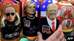 Сувенирные матрешки с портретами президента России Владимира Путина, кандидатов в президенты США Хиллари Клинтон и Дональда Трампа. Москва, 8 ноября 2016 года.