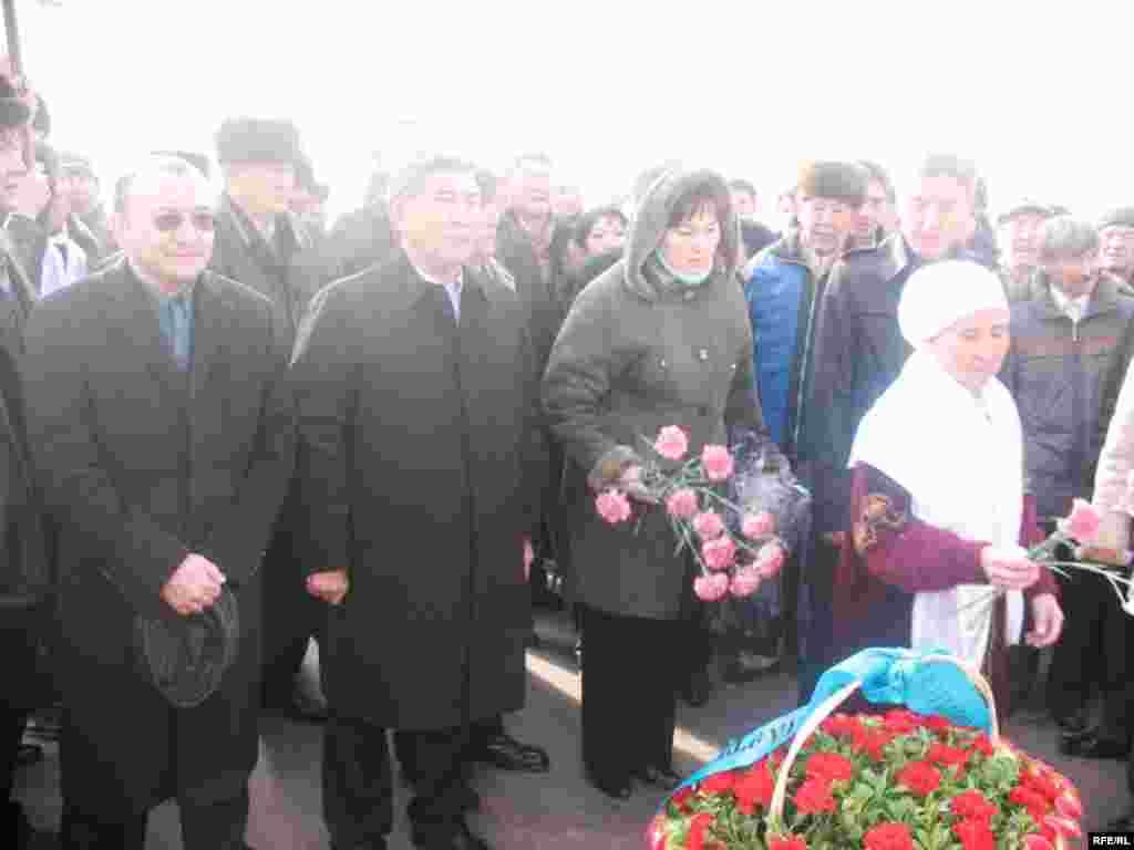 Лидеры оппозиции возлагают цветы к Монументу Независимости. Алматы, 17 декабря 2008 года. - Лидеры оппозиции возлагают цветы к Монументу Независимости в день годовщины Декабрьских событий 1986 года. Алматы, 17 декабря 2008 года. 