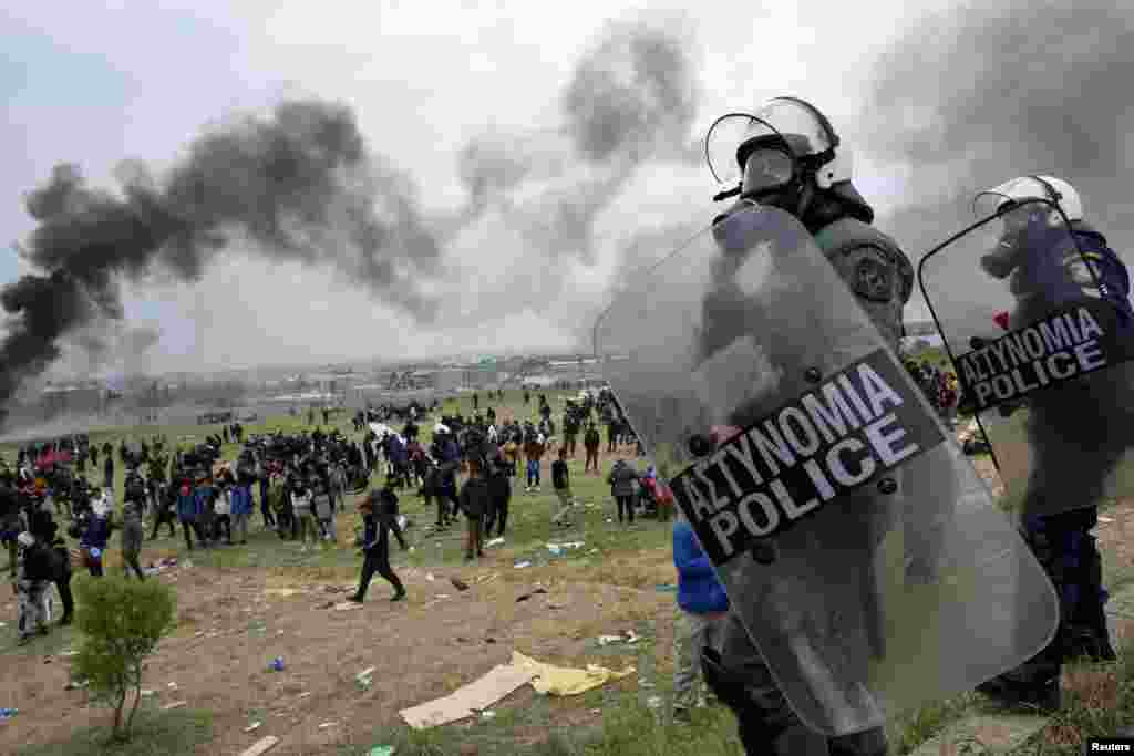 Співробітники грецької поліції під час зіткнень біля табору &laquo;Діавата&raquo; на півночі Греції