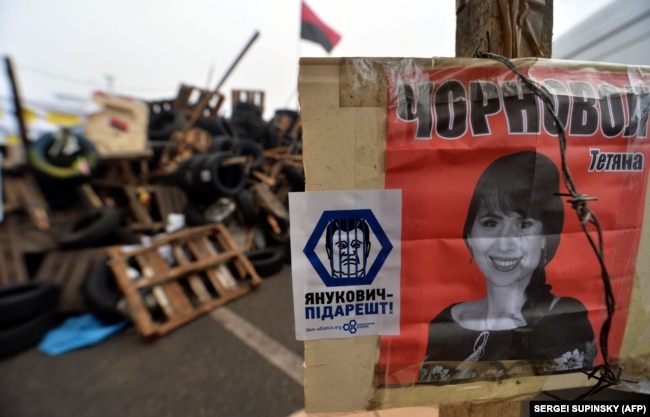 Революція гідності, Київ, 27 грудня 2013 року. Плакат із зображенням журналістки та активістки Тетяни Чорновол, яку жорстоко побили після нападу на неї