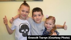 Ілюстраційне фото: два брати та сестричка, які залишаються вдома в Києві на час карантину