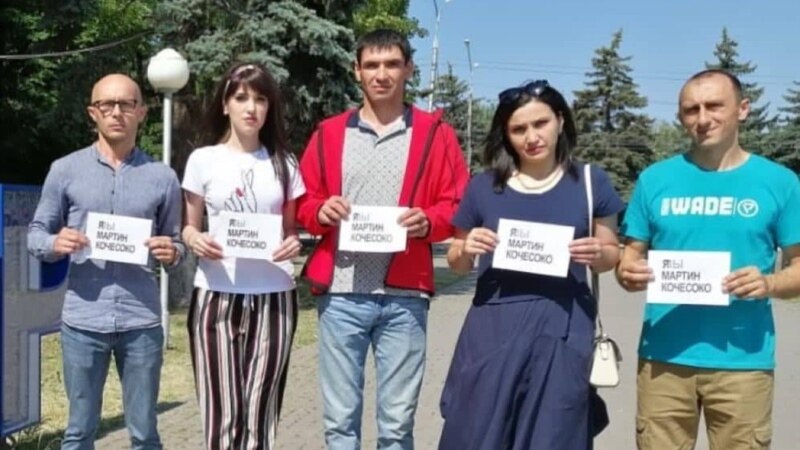 Жителей Черкесска задержали за коллективное фото в поддержку активиста Кочесоко