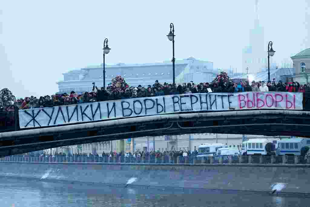 10 декабрь Мәскәүнең Сазлык мәйданында &ldquo;Ирекле сайлаулар өчен!&rdquo; чарасында 100-150 мең кеше катнашкан. Киләсе тапкыр оештыручылар урамга бер миллион кеше чыгарырга вәгъдә итә.