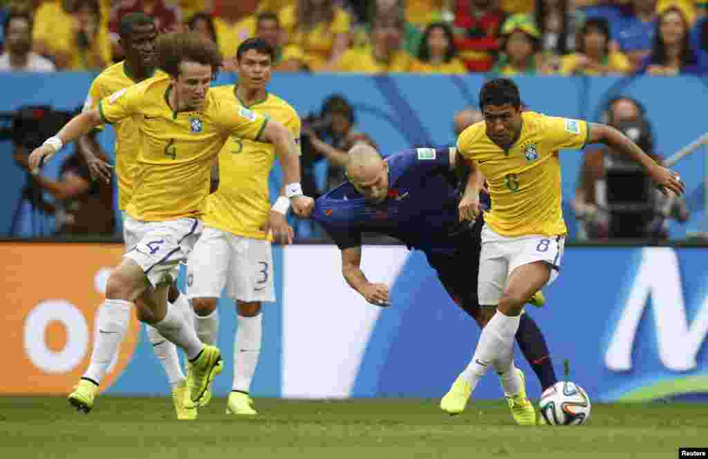 Brazil. 12Jul_Arjen Robben of the Netherlands (2nd R) has his shirt pulled by Brazil's David Luiz (4) as they fight for the ball during their 2014 World Cup third-place playoff at the Brasilia national stadium in Brasilia