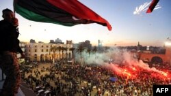 آلاف الليبيين يحيون الذكرى الثانية لإندلاع الإنتفاضة في بلادهم في ساحة الشهداء بطرابلس 