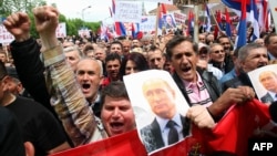 Demonstranti drže slike Vladimira Putina, Banjaluka, 2014.