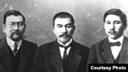 Руководители движения «Алаш» (слева направо) Ахмет Байтурсынов, Алихан Букейханов, Миржакып Дулатов.
