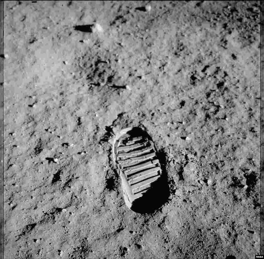 След одного из первых шагов, сделанных Баззом Олдрином на Луне.