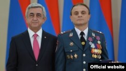 Президент Армении Серж Саргсян (слева) и заместитель начальника полиции Еревана Валерий Осипян, Ереван, 21 сентября 2015 г.