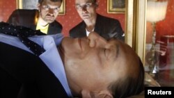 Figura de ceară a lui Silvio Berlusconi expusă de artiştii Antonio Garullo şi Mario Ottocento la expoziţia "Visul italianului"