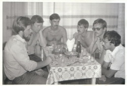 Група спеціалістів ЧАЕС святкують завершення графітової кладки у 4-му енергоблоці. 1983 рік. Світлина Олексія Бреуса