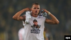 Lokomotiv Moscow's Dmitry Tarasov wearing a T-shirt depicting Russian President Vladimir Putin leaves the pitch after the match at Sukru Saracoglu Stadium in Istanbul on February 16.