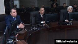 Тәжікстан президенті Эмомали Рахмон (сол жақта) Қарулы күштерді басқару орталығының ашылу салтанатына қатысып отыр. Душанбе 21 ақпан 2018 жыл.