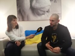 Наталя Кудрик бере інтерв'ю у Віталія Марківа одразу після його звільнення. Мілан, Італія. 3 листопада 2020 року