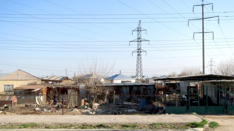 Türkmenistan Eýrana elektrik geçiriji gurýar, ýerli ilat toksuz kösenýär