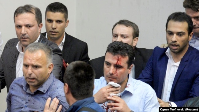 Zoran Zaev i përgjakur nga protestuesit maqedonas.