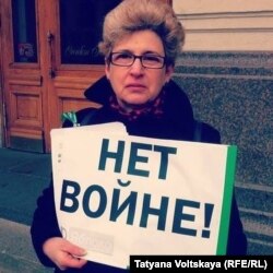 Елена Виленская на антивоенном пикете
