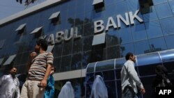 Afghanistan -- Customers wait to withdraw money from the Kabul Bank in Kabul, 02Sep2010