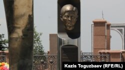 Мемориал на могиле бывшего главы банка «ТуранАлем» Ержана Татишева на кладбище «Кенсай-2». Алматы, май 2015 года.