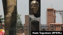 Алматының Кеңсай-2 зиратындағы бұрынғы банкир Ержан Тәтішевтің қабіріне орнатылған мемориал. Алматы, мамыр 2015 жыл.