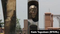 Мемориал Ержану Татишеву на кладбище «Кенсай-2». Алматы, 30 мая 2015 года